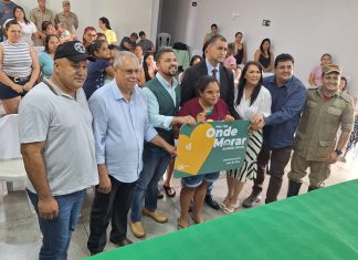 Prefeito de Porteirão – Henrique e primeira dama Maria do Carmo entregaram “Cartão Aluguel”