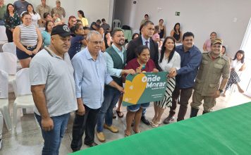 Prefeito de Porteirão – Henrique e primeira dama Maria do Carmo entregaram “Cartão Aluguel”