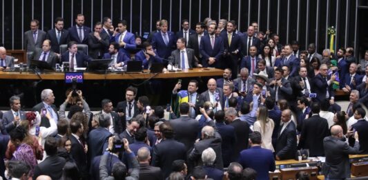 Apenas 03 dos 17 deputados goianos votaram contra a ‘PEC da Blindagem’