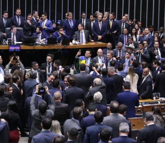 Apenas 03 dos 17 deputados goianos votaram contra a ‘PEC da Blindagem’