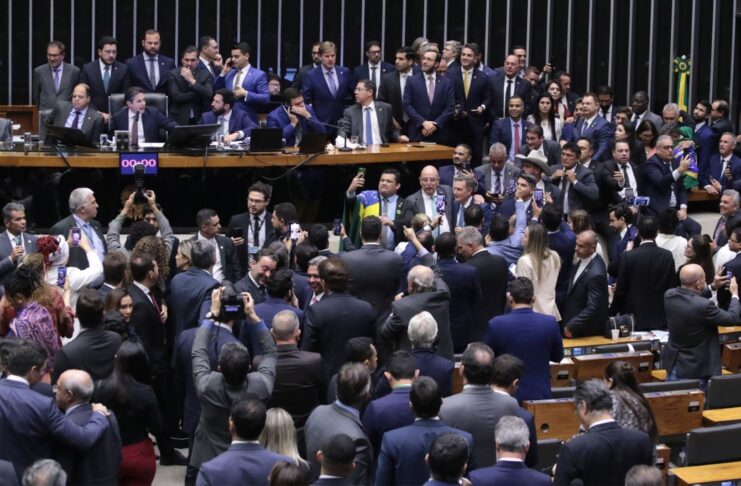 Apenas 03 dos 17 deputados goianos votaram contra a ‘PEC da Blindagem’