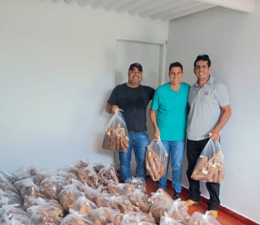 Instituto Wilson Barbosa entrega mais de duas toneladas de alimentos, em Goiatuba.